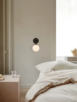 Nuura Apiales wall, satin black/opal- Vegglampe
