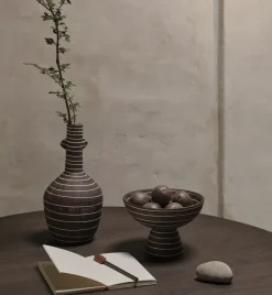 Ferm Living Brura Bowl -Bolle på fot- Fat / Brett / Skåler