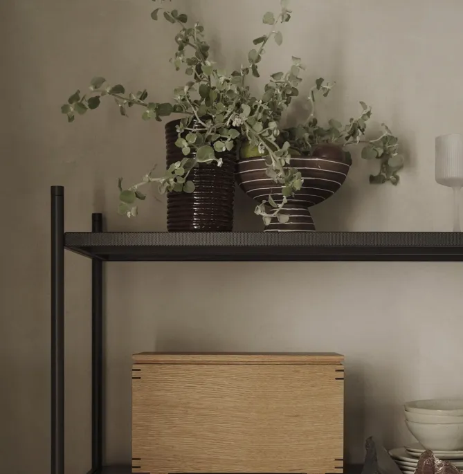 Ferm Living Brura Bowl -Bolle på fot- Fat / Brett / Skåler
