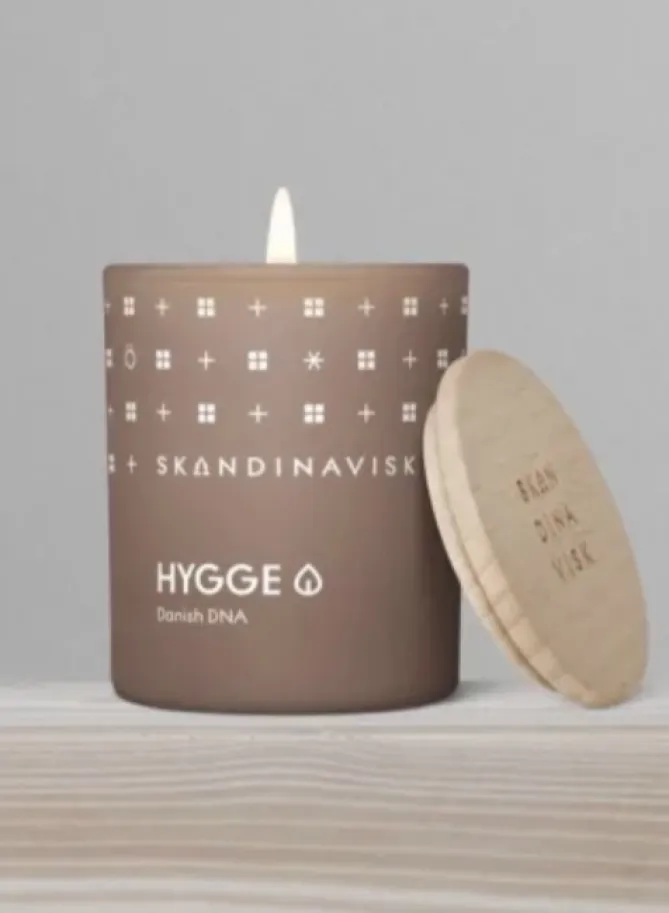 Skandinavisk Duftlys – HYGGE 65g- Duftlys/Duftolje|Lysestaker / Lyslykter / Lys