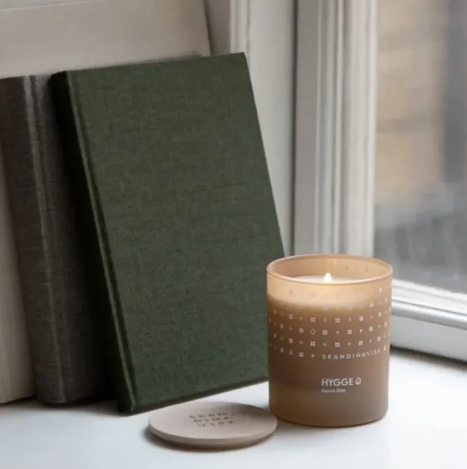 Skandinavisk Duftlys – HYGGE 65g- Duftlys/Duftolje|Lysestaker / Lyslykter / Lys