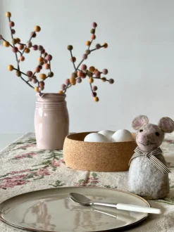 Und Eggvarmer -Musen Astrid- Til Det Dekkede Bordet
