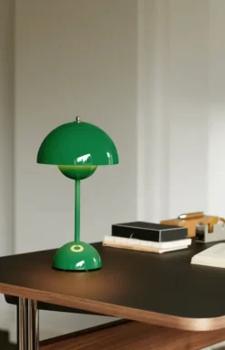 &Tradition Flowerpot oppladbar bordlampe VP9, signal green- Bordlampe