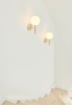 Nuura Miira wall, brass/opal- Vegglampe