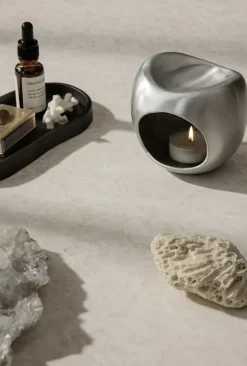 Ferm Living Odel Oil Burner – Aluminium- Duftlys/Duftolje|Lysestaker / Lyslykter / Lys
