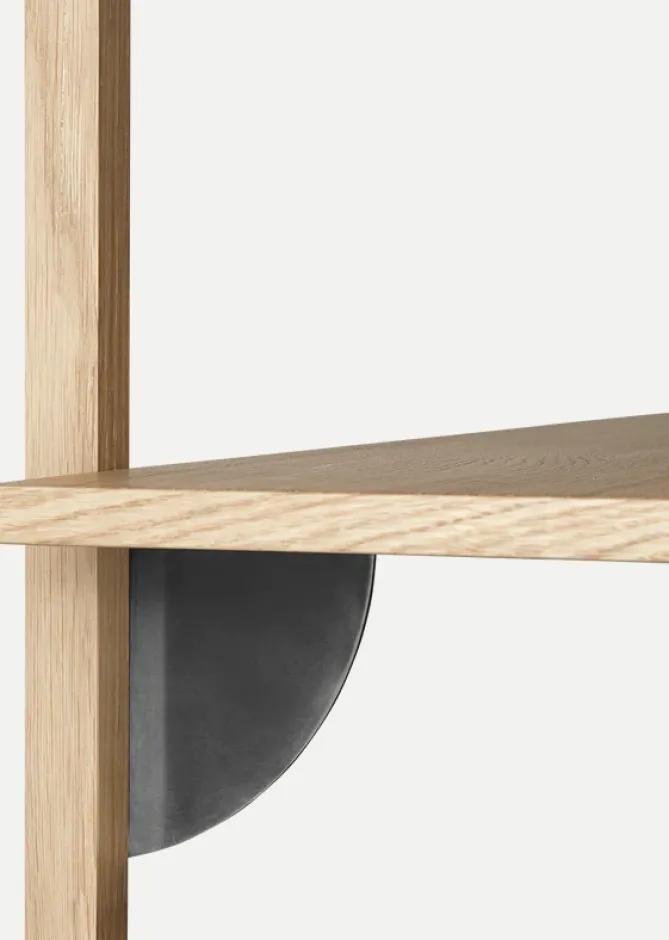 Ferm Living Sector hylle eik/sort messing- Hyller Og Garderobe