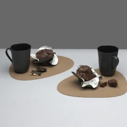 LindDNA Table mat curve L Brown- Til Det Dekkede Bordet