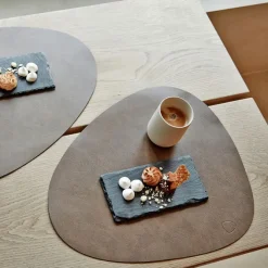 LindDNA Table mat curve L Brown- Til Det Dekkede Bordet