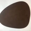 LindDNA Table mat curve L Dark Brown- Til Det Dekkede Bordet
