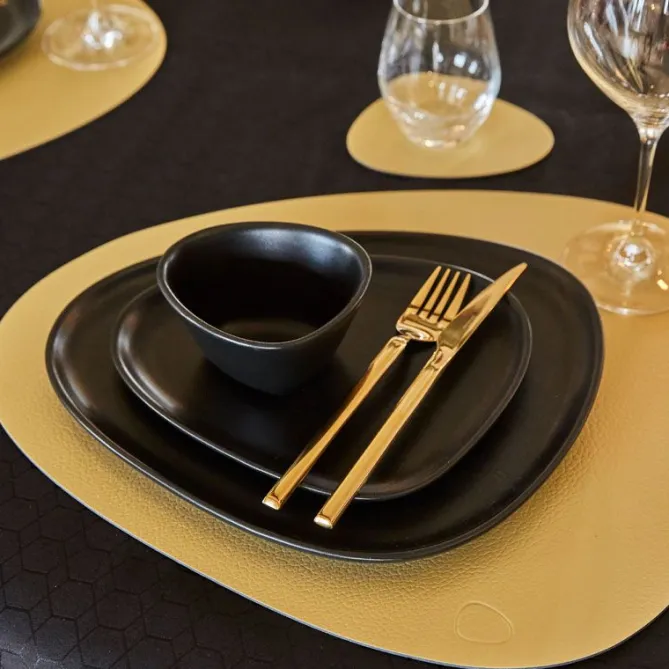 LindDNA Table mat curve L Hippo Gold- Til Det Dekkede Bordet