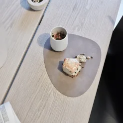 LindDNA Table mat curve L Light Grey- Til Det Dekkede Bordet