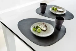 LindDNA Table mat curve L Nupo Antracite- Til Det Dekkede Bordet