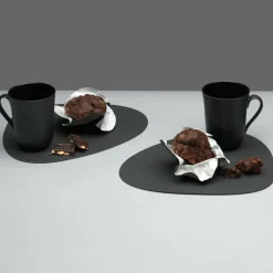 LindDNA Table mat curve L Nupo Black- Til Det Dekkede Bordet