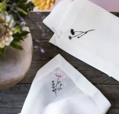 Langkilde &amp; Su00f8n Tøyserviett Flora – Villgulrot- Til Det Dekkede Bordet